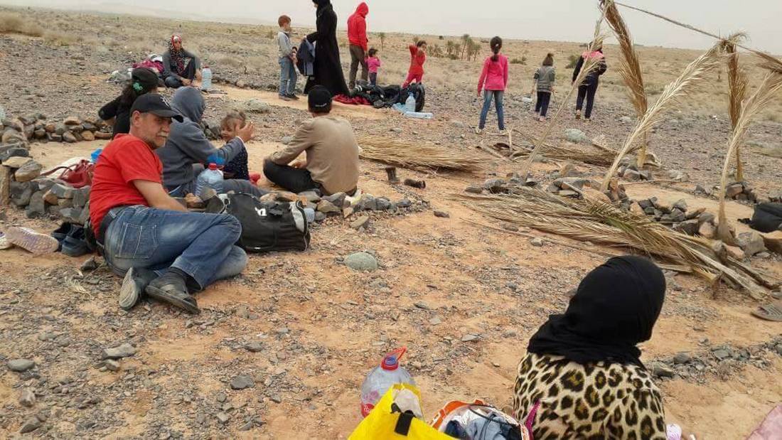 استمرار معاناة سوريين على الحدود المغربية-الجزائرية.. وشاهد عيان: لاجئة تلد بالعراء