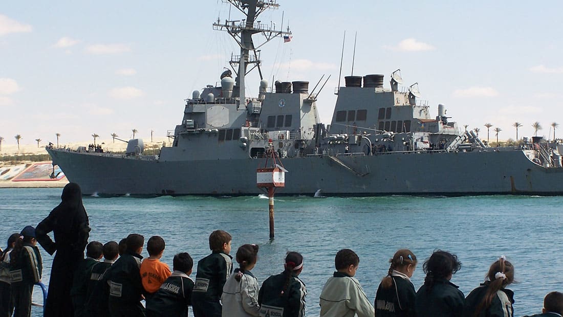 مدمرة أمريكية تبدل مسارها بعد "استفزاز" من سفينة للحرس الثوري الإيراني