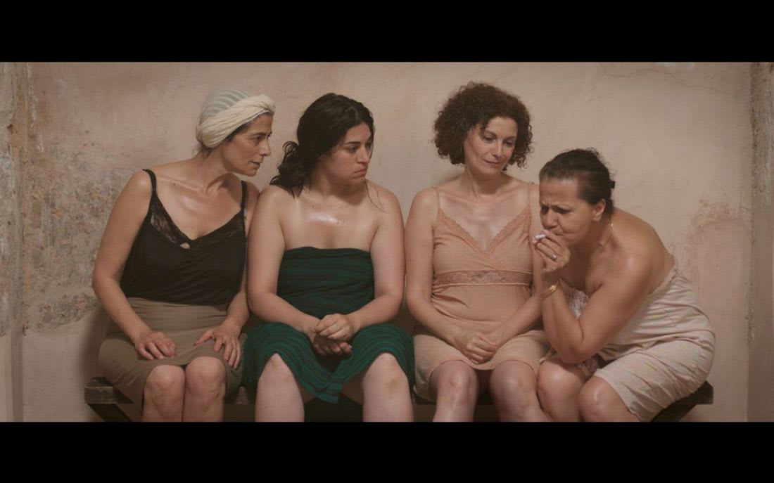 "ما زلت أختبئ كي أدخن".. فيلم لمخرجة جزائرية يصوّر داخل حمام نسائي