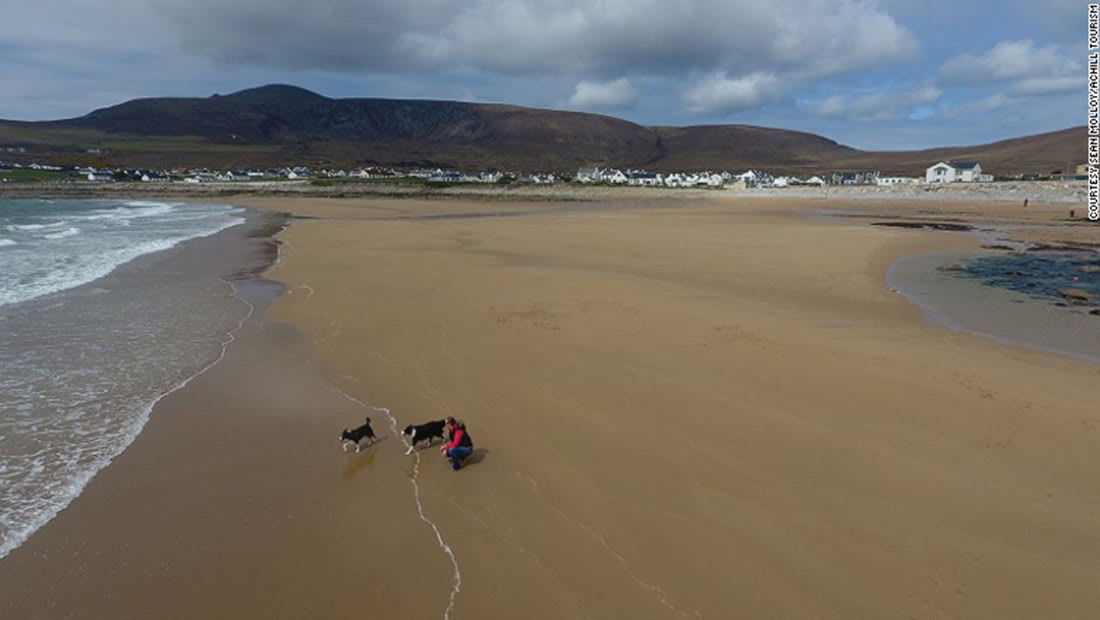 شاطئ يختفي لـ30 عاماً..ويعود إلى الحياة في إيرلندا