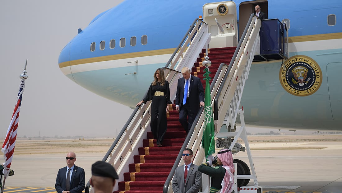 ماذا ارتدت ميلانيا لدى وصولها السعودية؟ وكيف أمضى ترامب ساعات رحلته؟