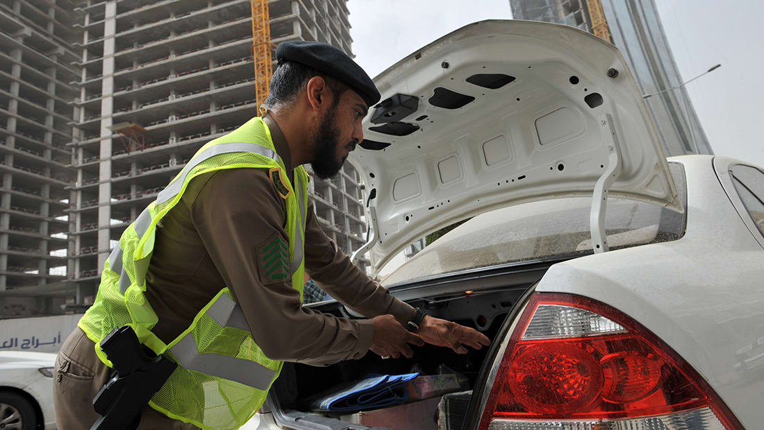 الأمن السعودي يعترض سيارة ويقتل إرهابيين بالقطيف
