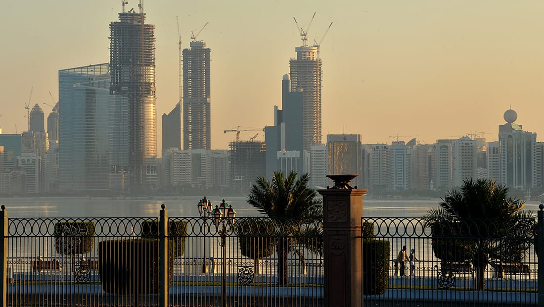 سفارة قطر بالإمارات تنصح رعاياها بالتوجه عبر الكويت أو عُمان إذا تعذر سفرهم