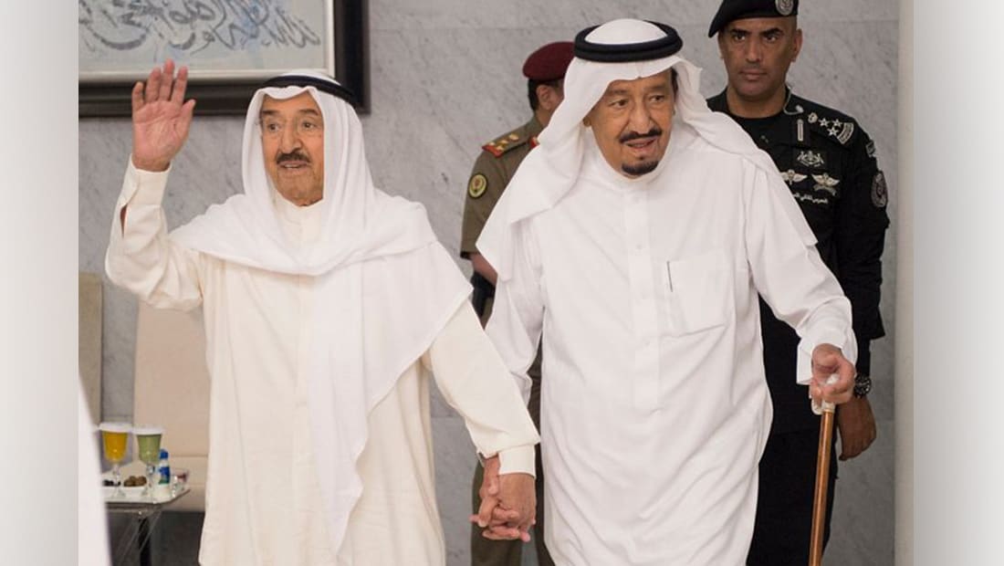 وسط الأزمة الخليجية.. أمير الكويت يلتقي العاهل السعودي بـ"زيارة أخوية"