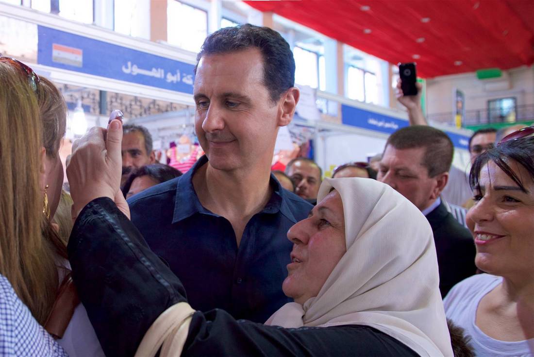 الرئاسة السورية تنشر فيديو لبشار الأسد بين زوار معرض "دون حرس"