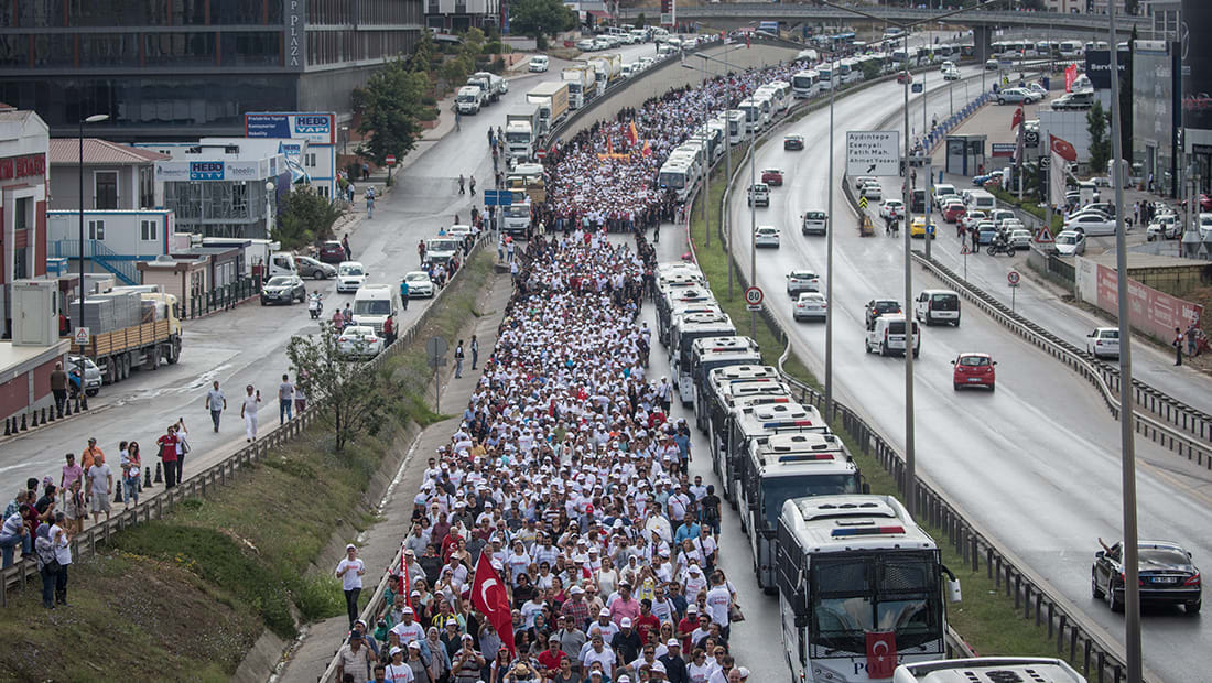 مظاهرات مناهضة لأردوغان بإسطنبول ومؤيدوه يرفعون "شعار رابعة"
