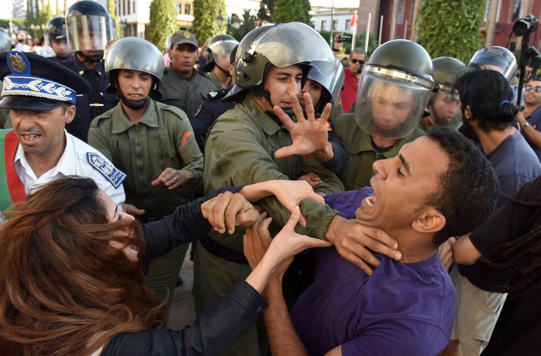 سلطات الرباط تتهم محتجين بالتظاهر بالإغماء.. ولجنة الوقفة تدين "الاعتداء المخزي"
