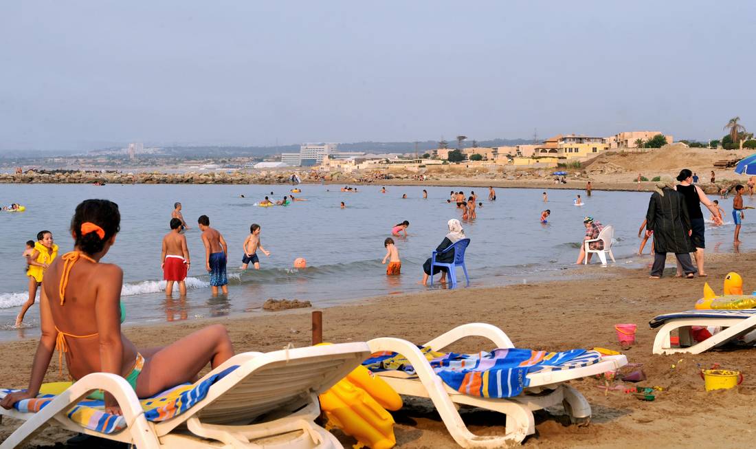 دعوات إلى سباحة جماعية للفتيات بمدينة جزائرية رفضا لحملة "تفضح" مرتديات البيكيني