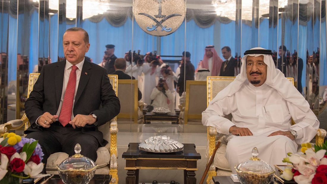 أردوغان يلتقي الملك سلمان وولي عهده ويتجه إلى الكويت قبل قطر