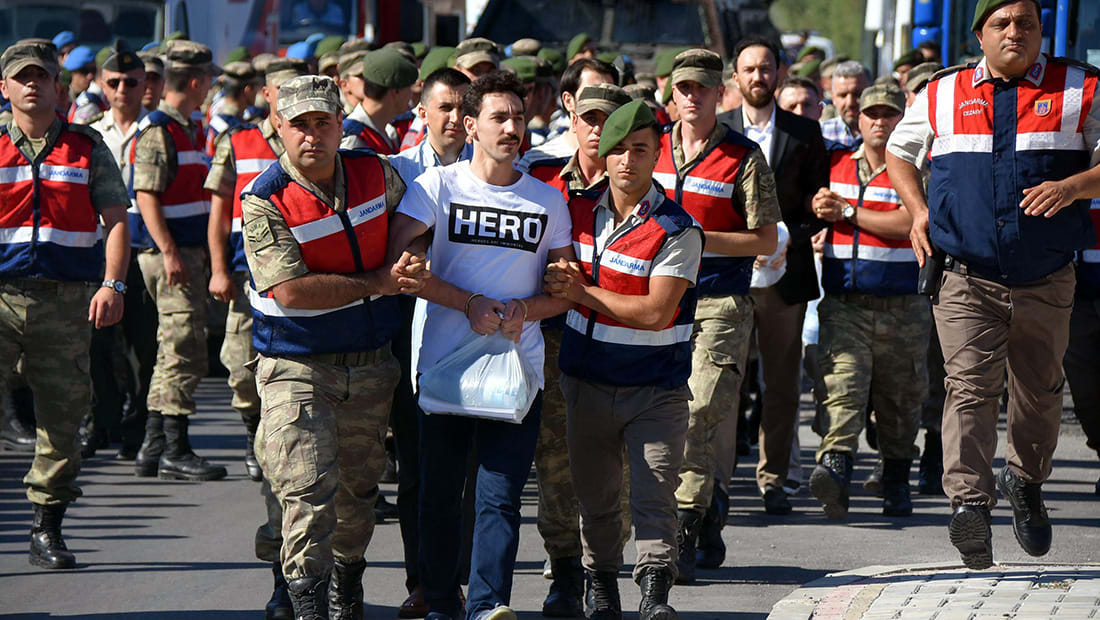 لماذا تعتقل السلطات التركية من يرتدي هذا الـ"تي شيرت"؟