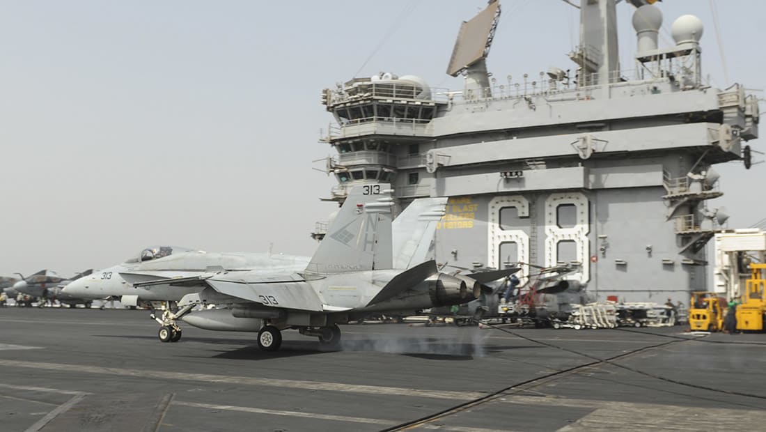 هبوط اضطراري لمقاتلة أمريكية ينتهي بـ"حادث بسيط" في مطار البحرين
