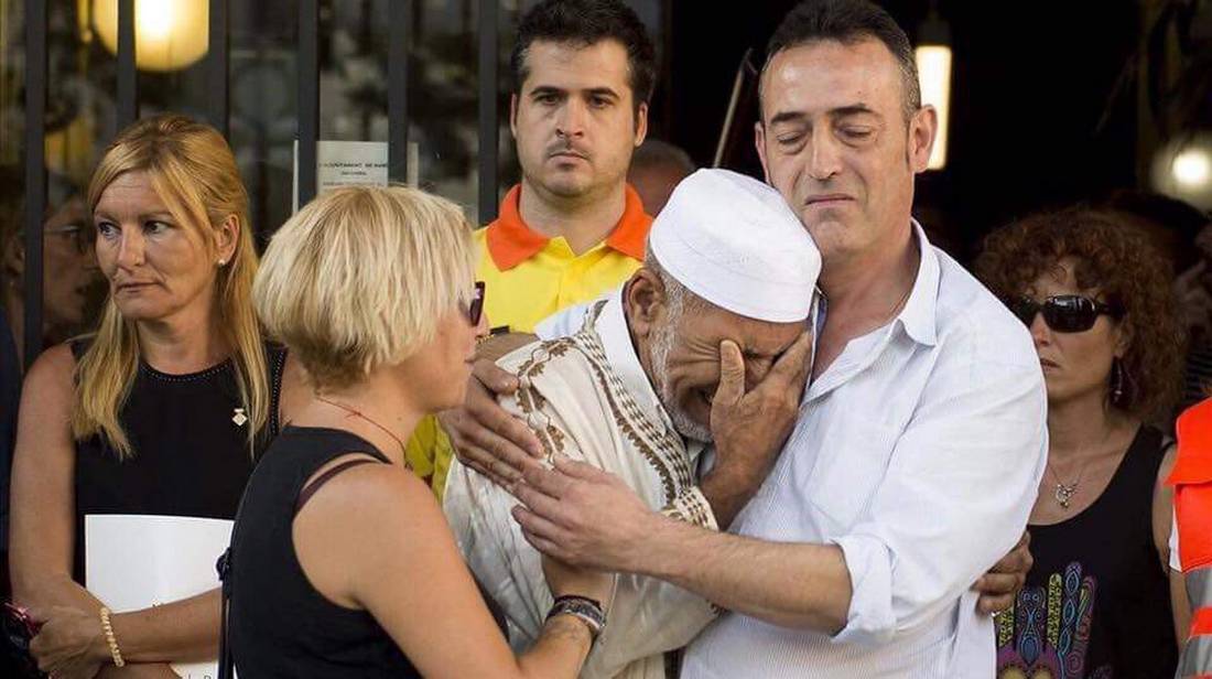 والد أحد ضحايا هجوم برشلونة يحتضن إماما يبكي تأثرا خلال التأبين