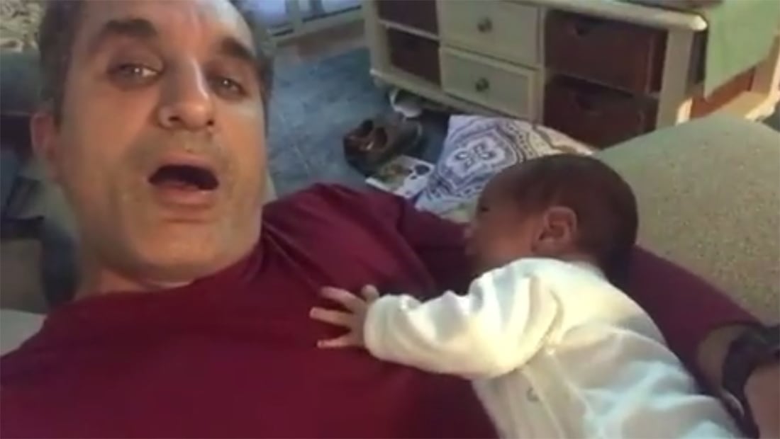 باسم يوسف يختبر أسلوبا لإسكات الرضّع: شاهدته على فيسبوك ونجح