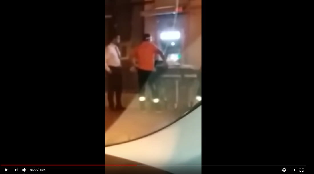فيديو بالمغرب.. شخص فوق نقالة إسعاف يسحب النقود من بنك بالشارع ووزارة الصحة توّضح