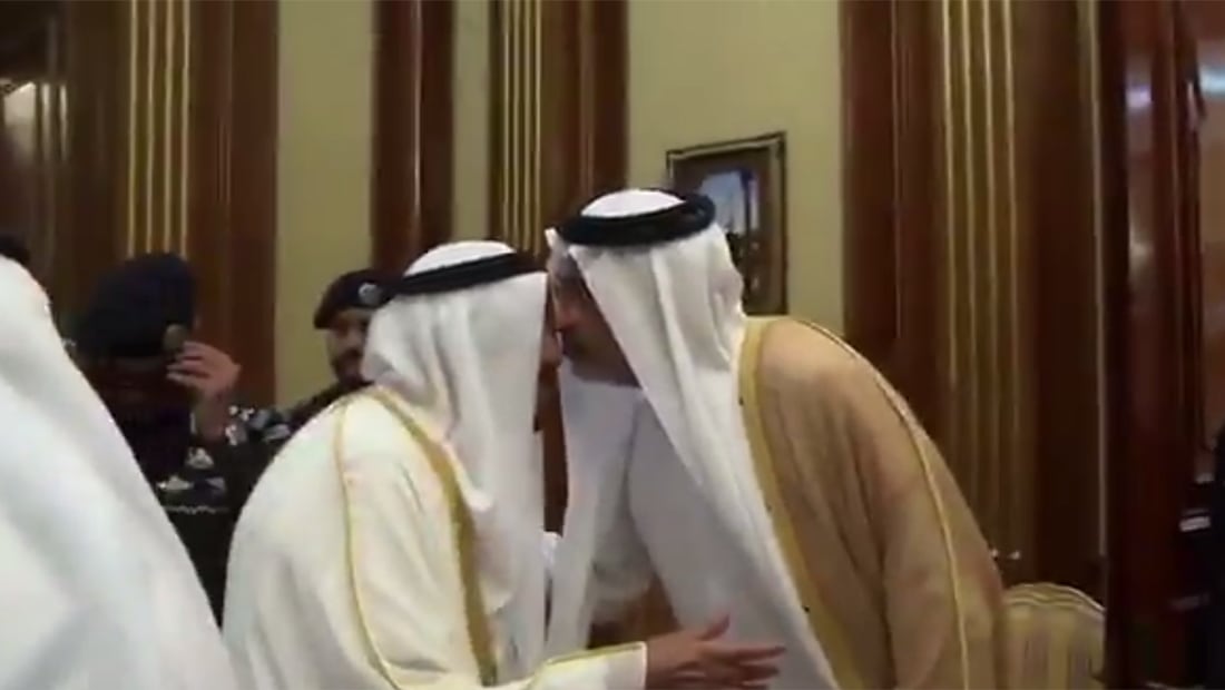 تداول فيديو استقبال الملك سلمان للشيخ عبدالله بن علي آل ثاني في منى