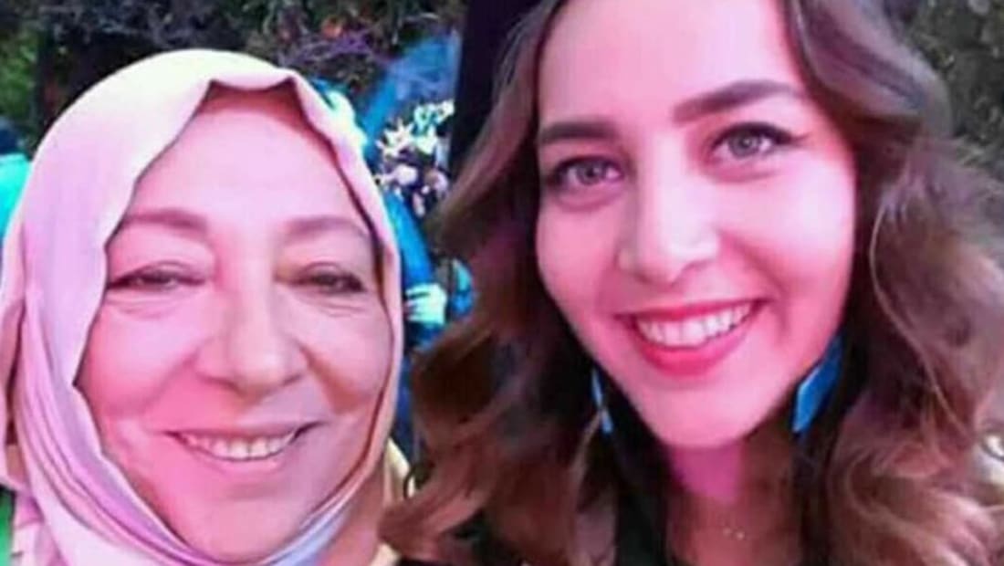 أصدقاء ناشطة سورية قتلت مع ابنتها بتركيا: هددوها بإسكاتها