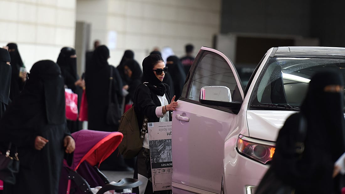 السعودية: القبض على شاب هدد بحرق النساء وسياراتهن 