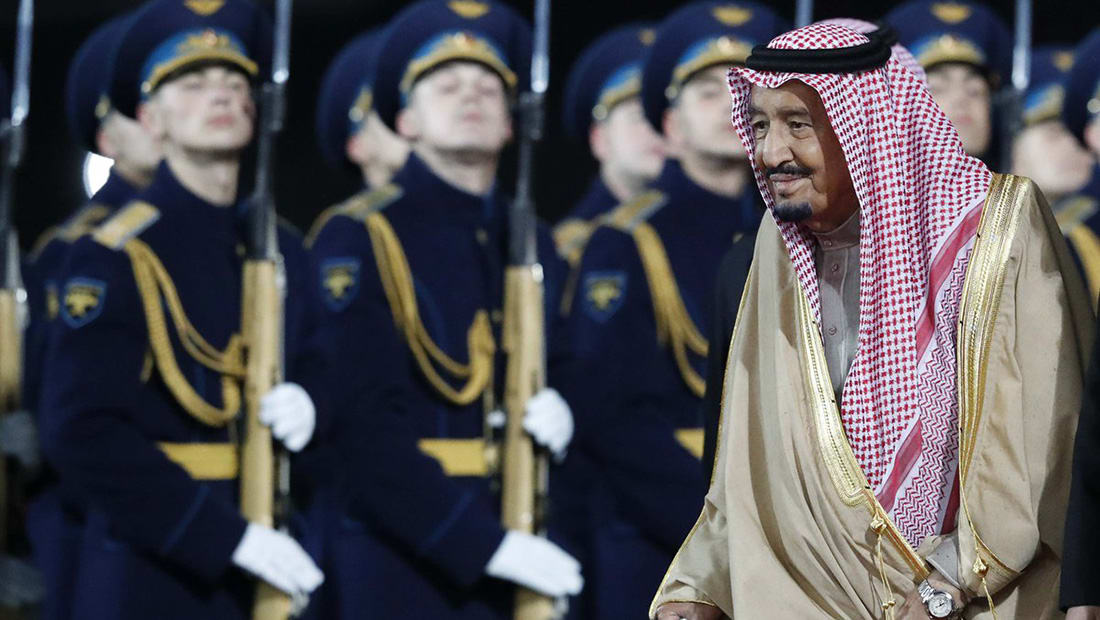 العاهل السعودي يصل روسيا في أول زيارة ملكية.. والخارجية: تعزز تنويع الشراكات