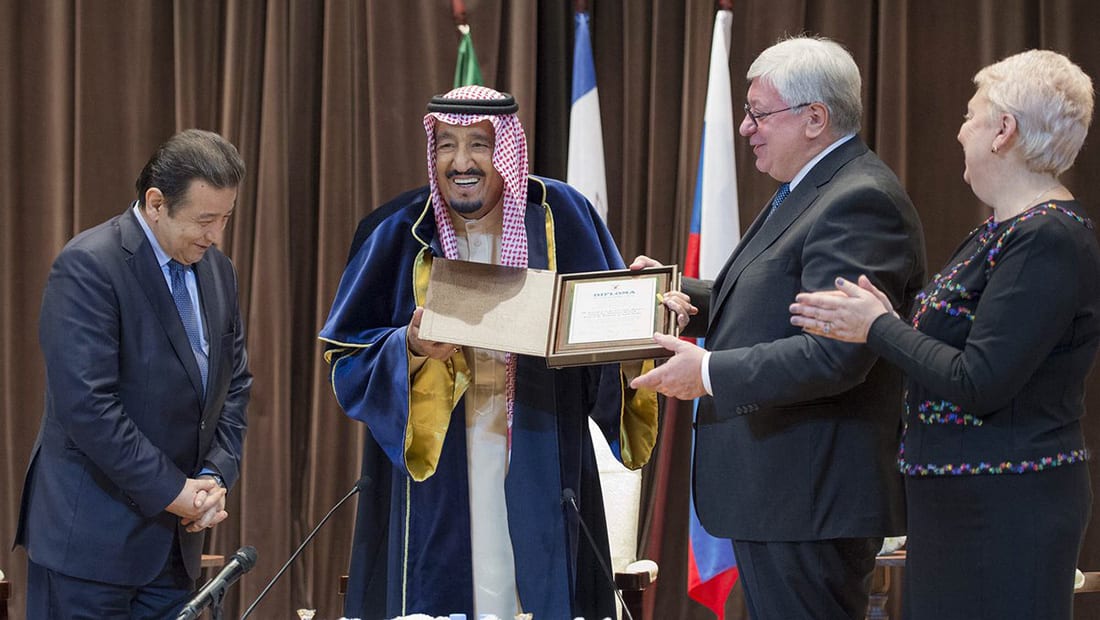 العاهل السعودي في معهد موسكو: أنا الآن الدكتور سلمان