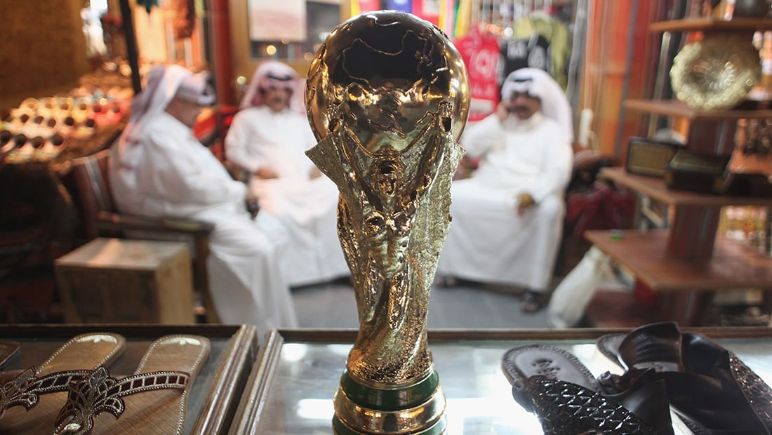 قرقاش يعلق على تغريدة لضاحي خلفان عن استضافة قطر لكأس العالم