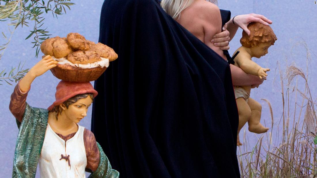 ناشطة عارية الصدر تحاول سرقة دمية الطفل يسوع في الفاتيكان
