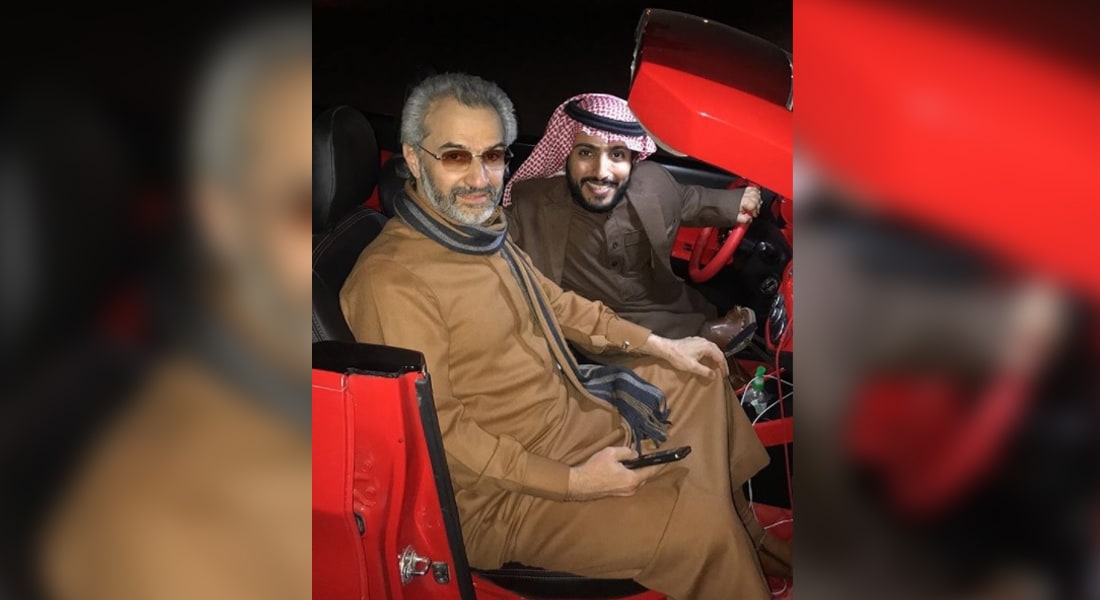 شاهد.. الوليد بن طلال في نزهة مع "الربع" بسيارته الجديدة