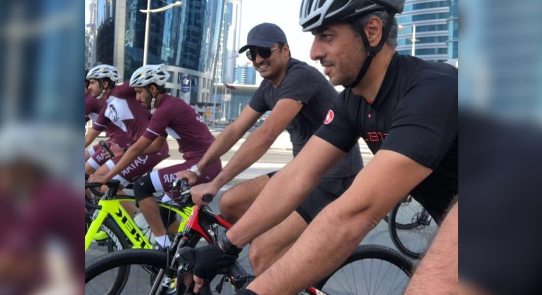 شاهد.. الشيخ تميم بن حمد على دراجة هوائية في شوارع قطر