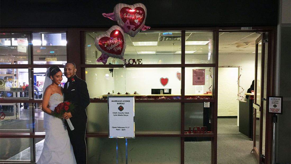 كشك "زواج" يفتتح في مطار فيغاس.. هل هناك شيء أكثر جنوناً؟