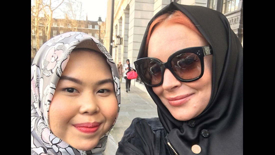 ليندسي لوهان ترتدي الحجاب في أسبوع لندن للموضة المحتشمة