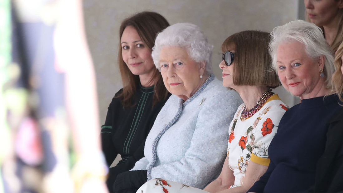 الملكة إليزابيث تفاجئ الجميع بأسبوع الموضة في لندن!