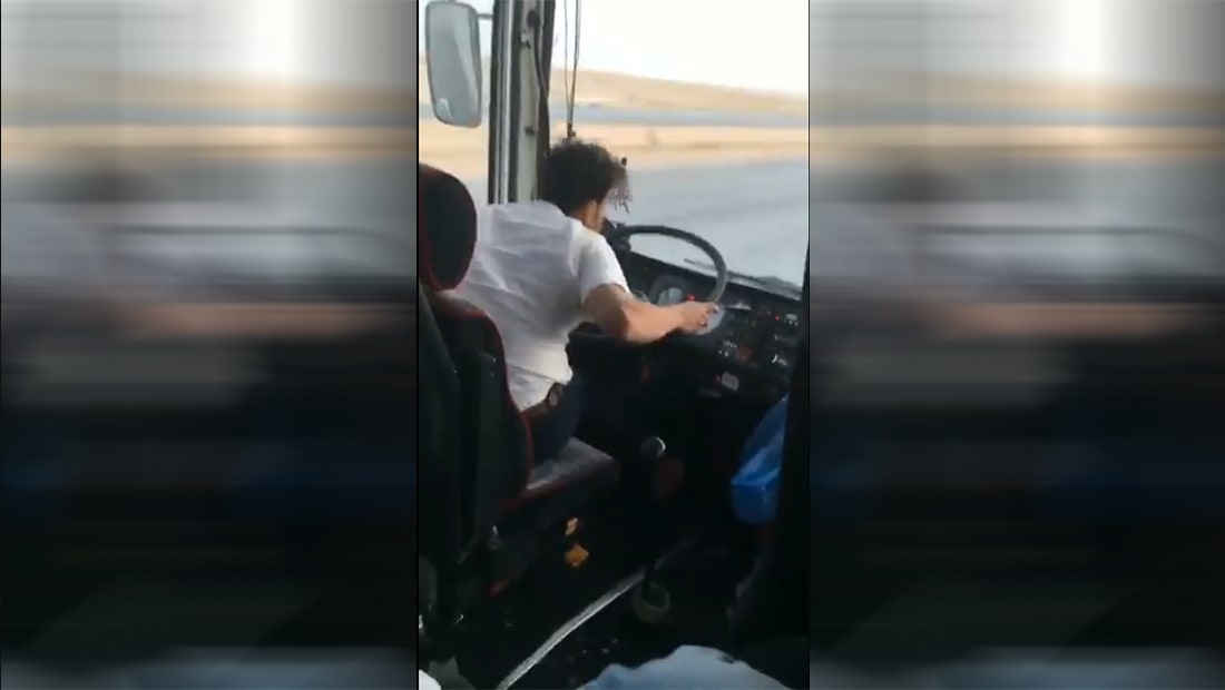 بأقل من 24 ساعة.. السعودية تضبط سائق الحافلة "ذو التصرفات الغريبة" وتكشف تفاصيلا عنه