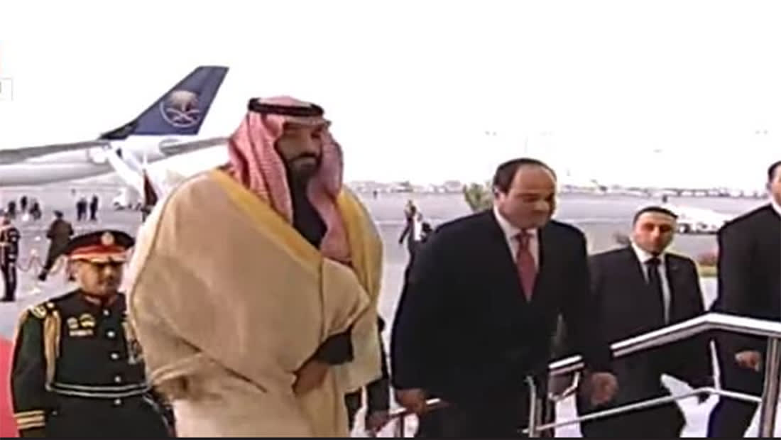 ولي عهد السعودية يصل القاهرة بأول جولة خارجية له