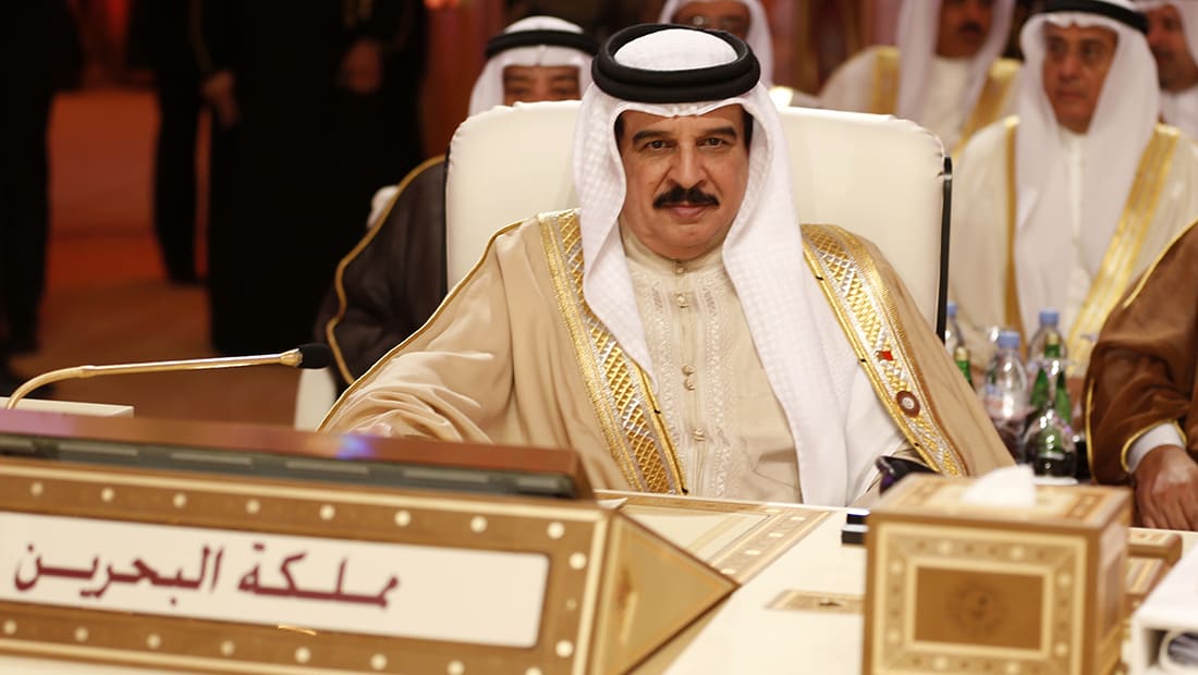 عاهل البحرين لمسؤولين أمريكيين: حل أزمة قطر في الرياض
