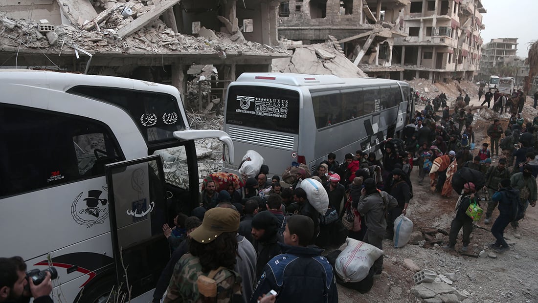 نشطاء لشبكتنا: 57 حافلة تقل أكثر من 3000 شخص غادرت الغوطة الشرقية