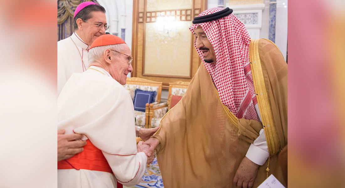 الملك سلمان يستقبل رئيس المجلس البابوي للحوار بين الأديان في الفاتيكان