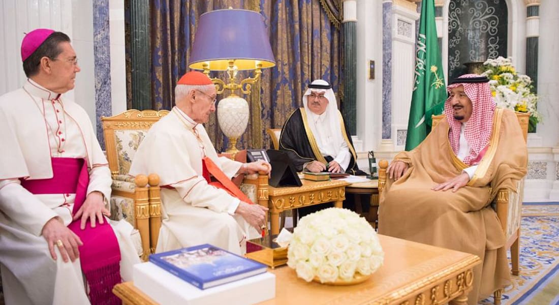 الملك سلمان يستقبل رئيس المجلس البابوي للحوار بين الأديان في الفاتيكان