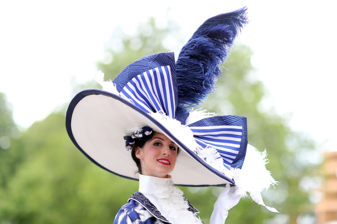 غريبة ومميزة.. إليك أبرز القبعات النسائية في سباق رويال أسكوت
