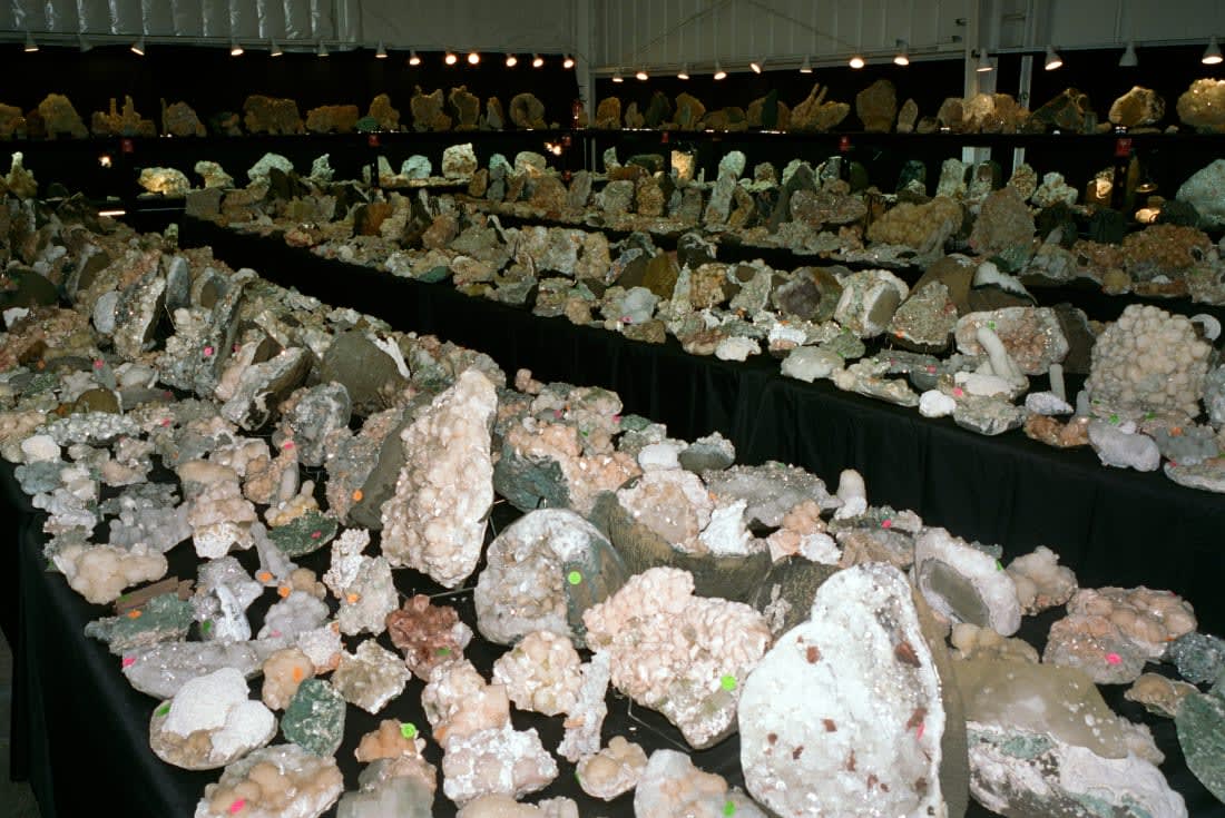 نظرة داخل أكبر معرض للأحجار الكريمة في العالم