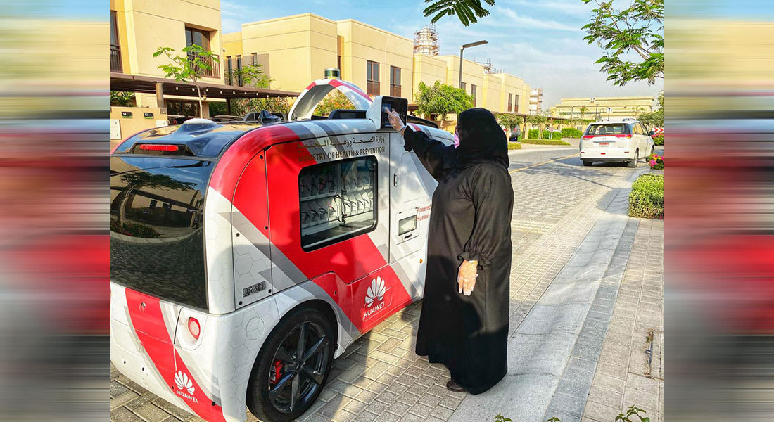 بالصور سيارة ذاتية القيادة توزع كمامات ومطهرات في الإمارات