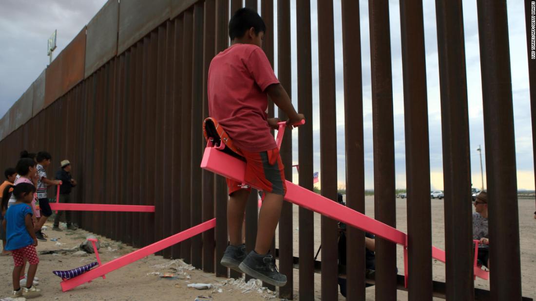 أرجوحة الجدار الفاصل بين الولايات المتحدة والمكسيك تحصد جائزة بيزلي للتصميم لعام 2020
