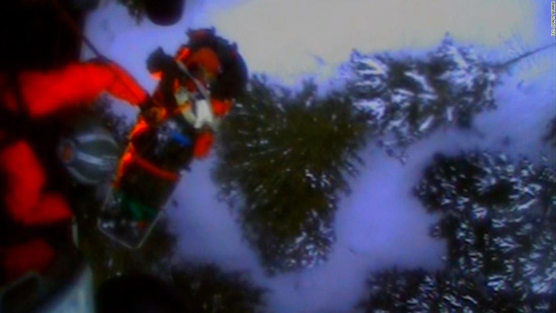 مروحية تنقذ متزلج تعرض لهجوم دب في ألاسكا 