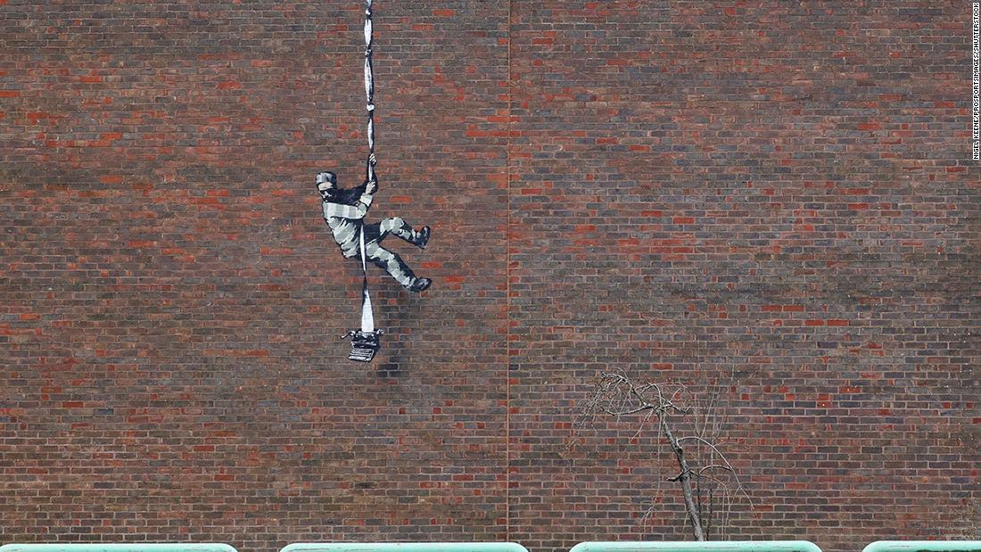 تثير الغموض..هل يقف بانكسي وراء لوحة "الهروب من السجن" على جدار سجن بريطاني؟