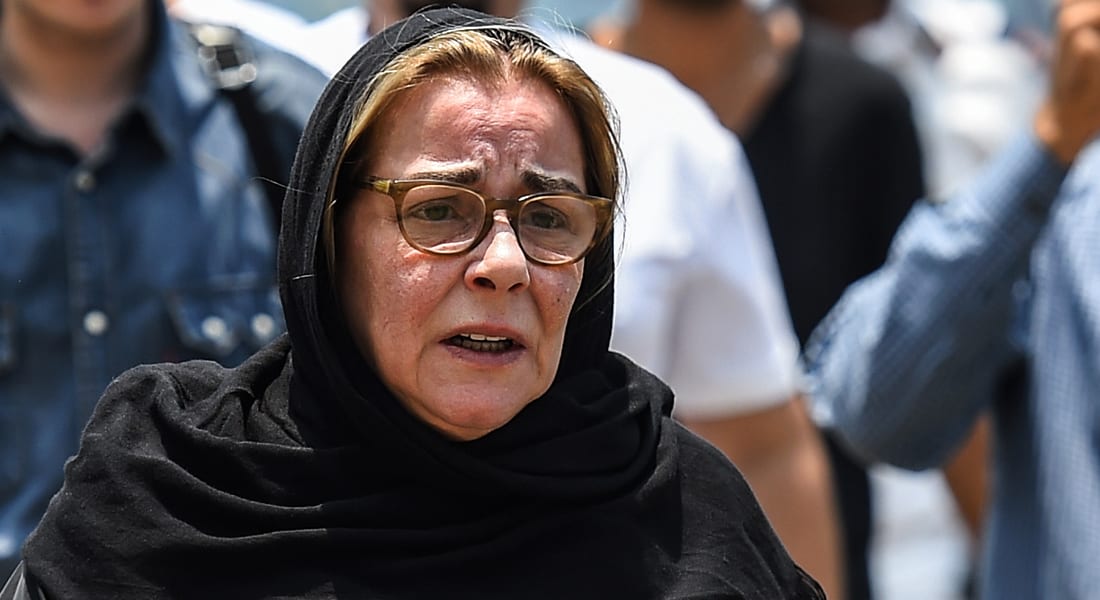 مها أبو عوف، شقيقة الممثل المصري الراحل عزت أبو عوف، تحضر جنازة شقيقها في 1 يوليو 2019