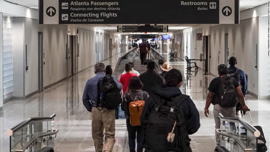 مسافر يتجاوز نقطة تفتيش في مطار أمريكي بحقيبة ربما كانت تحمل مسدسًا