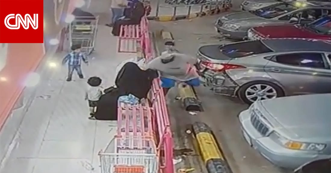 بالفيديو محاولة سرقة حقيبة فتاة أمام محل تجاري في السعودية Cnn Arabic