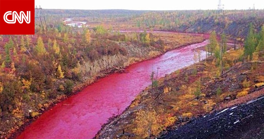 نهر دامٍ صدمة السكان الروس عندما تحولت مياه نهر بأكمله إلى اللون