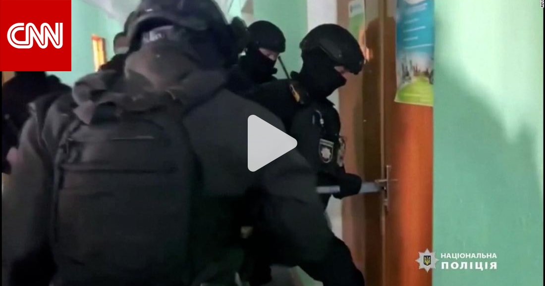 شاهد.. لحظة مداهمة الشرطة الأوكرانية مكتبًا لتزوير شهادات لقاح كورونا