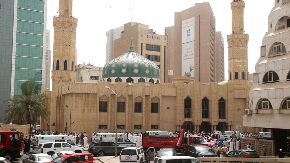 شاهد.. تفجير مسجد بالكويت وقت صلاة الجمعة يخلف 25 قتيلاً و”داعش” يتبنى الهجوم