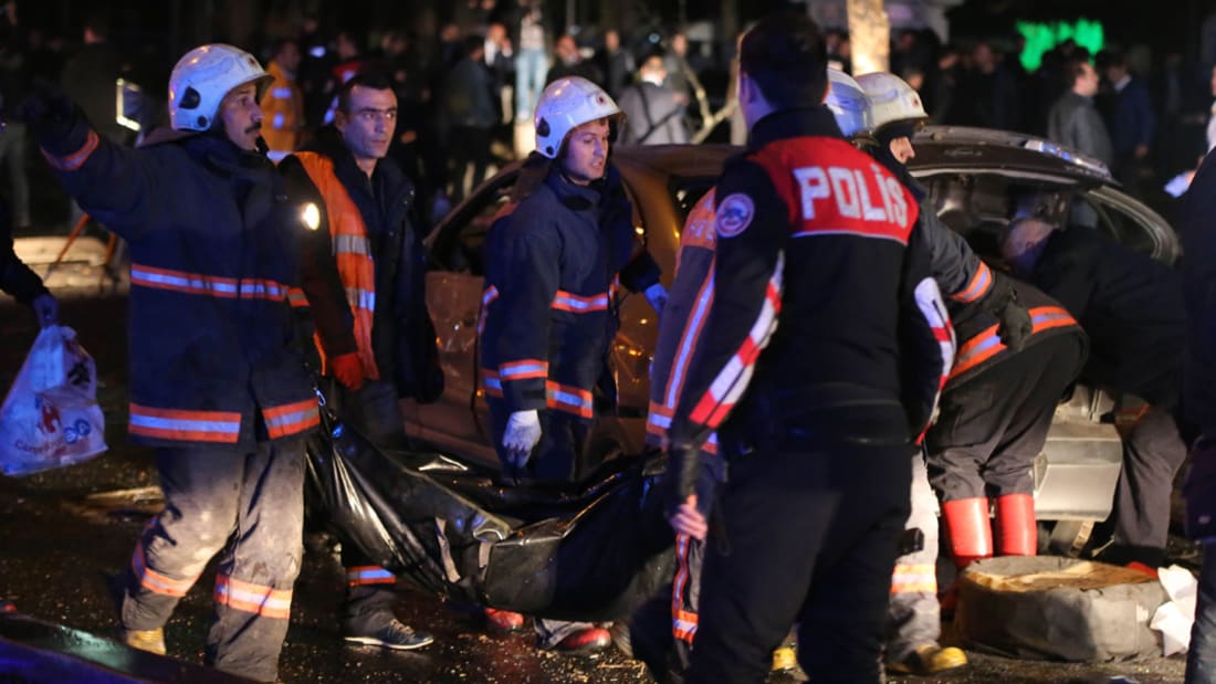 شاهد.. اللحظات الأولى بعد انفجار في العاصمة التركية أسقط أكثر من 100 قتيل ومصاب