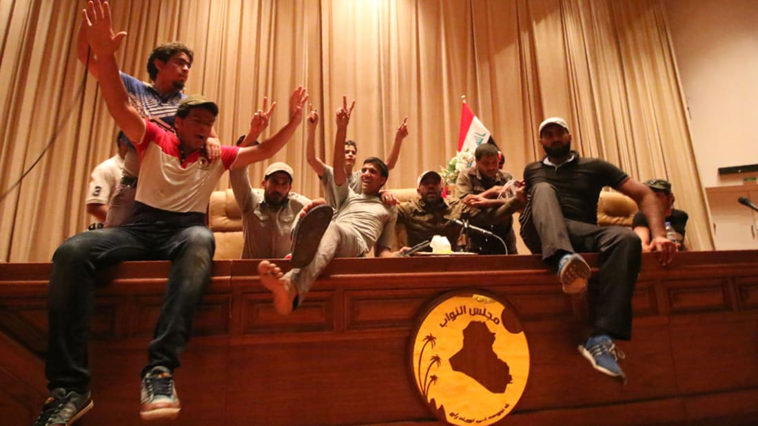 شاهد.. متظاهرون من أنصار الصدر يقتحمون المنطقة الخضراء والبرلمان في بغداد